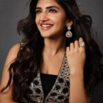 Sreeleela Instagram – A floating feather in love with the wind 🪶
.
.
.
.
.
.
.
.
.
Styled by – @ashwin_ash1 & @hassankhan_3
Style team – @avinash_kajjam @ahmedxmirza
Outfit- @varunnidhika @perniaspopupshop
Jewelry- @shopriyaaofficial
Shot by – @pranav.foto
Makeup by- @Deepikakarnanimakeovers