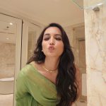 Srinidhi Ramesh Shetty Instagram - It started with matrimony picture poses & then I totally lost it 🤭😅🤷🏻‍♀️ Always that happy lil girl who's extra happy when it's a saree day 🫶🏻