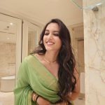 Srinidhi Ramesh Shetty Instagram – It started with matrimony picture poses & then I totally lost it 🤭😅🤷🏻‍♀️

Always that happy lil girl who’s extra happy when it’s a saree day 🫶🏻