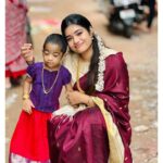 Srinisha Jayaseelan Instagram - இனிய பொங்கல் திருநாள் நல்வாழ்த்துக்கள்❤️💜✨ Wearing amma’s 20years old Kanchipuram pattu saree😍❤️💜 📸: @snaps_by_madhu 😘