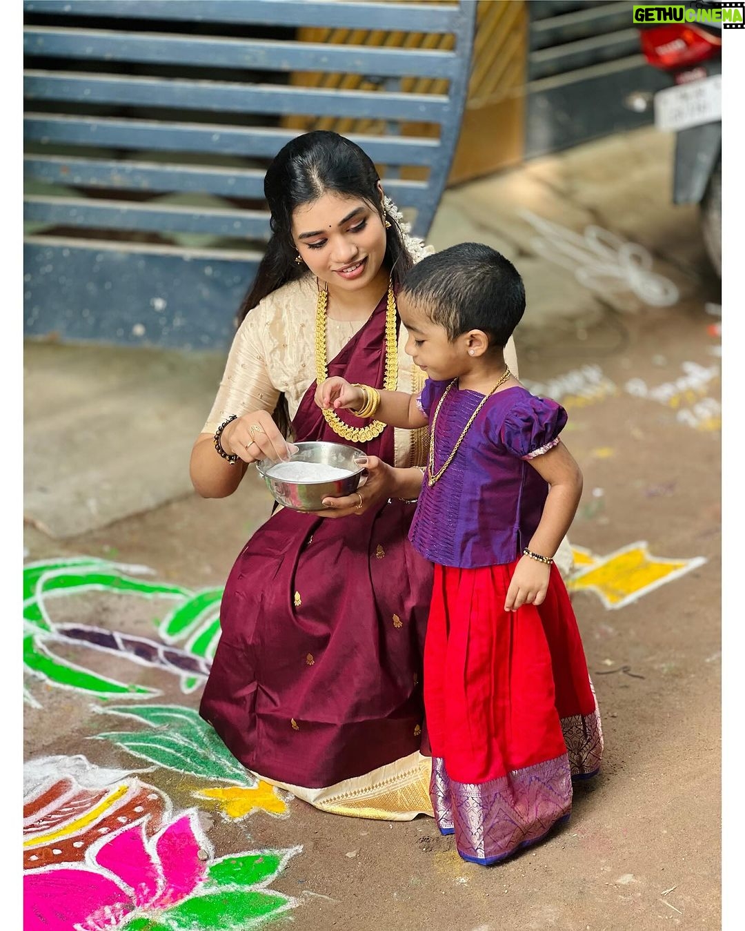 Srinisha Jayaseelan Instagram - இனிய பொங்கல் திருநாள் நல்வாழ்த்துக்கள்❤️💜✨ Wearing amma’s 20years old Kanchipuram pattu saree😍❤️💜 📸: @snaps_by_madhu 😘