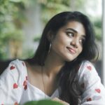 Srinisha Jayaseelan Instagram - உன்னை போல யாரும் என்னை தாண்டி போனால் உன்னை நினைப்பேன்❤️💜✨ Couldn’t find a better ‘Kadhal’ song for this Kadhalar Dhinam. Advance Happy Valentine’s Day to all❤️💜 Team : @maduranraj @karthiksaravanan Edited by : @maduranraj Outfit: @akira_the_couture__ Special thanks to my dearest @tiratyra26 akka for helping me throughout 😘😘😘 #valentines #day #kadhal #cover #songcover #coversong #instacover #instagood #femaleversion #love #nostalgia #90s