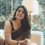 Srinisha Jayaseelan Instagram - மௌனம் பாதி மோகம் பாதி என்னை கொல்லும் எந்நாளும்✨💜❤️ Saree: @house_of_haadiya ✨ Team : @maduranraj @karthiksaravanan ✨ Edited by : @maduranraj ✨ Keys : @sathriyan_r ✨ #singer #song #cover #love #female #version #isaignaniilayaraja #maestro #classic