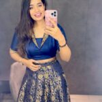 Srinisha Jayaseelan Instagram - இதழ் பூவென்றால் அதில் தேன் எங்கே இங்கு பூவேதான் தேன் …❤️💜 Starting the month of love with a beautiful love song😍 Happy February people💜❤️ #singer #casualsinging #love #tamil #instasinger #ownvoice #female #surya #tamannahbhatia #ayan #harris
