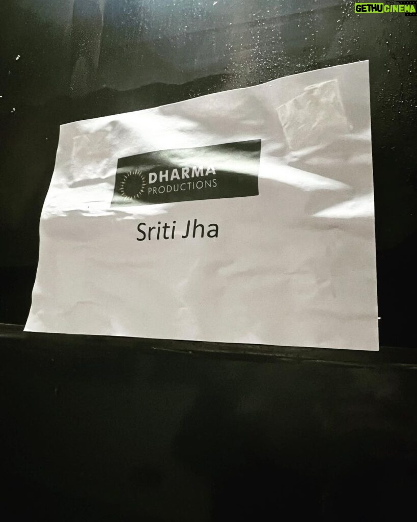 Sriti Jha Instagram - This happened a year ago and I have kept calm for far too long This was an absolutely insane day on a Dharma set. You see that smile… if the corner of my lips could reach the ears you’d know how I felt exactly. There was the very well known hamper in the vanity van- OUTRAGEOUS - with a handwritten note 😭 Thank you @karanjohar @dharmamovies, Shauna and team for an absolutely gorgeous shoot day Go watch #rockyaurranikipremkahani P.s: I WOULD WRITE THE WHOLE CAPTION IN CAPITALS BUT AM I THAT DHARMATIC? 😉… oh cmon! This gives me license to be a little corny. I’m so sick with joy!!! #grateful #showoff #igotmeselfahamper