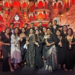 Sriti Jha Instagram - We are a family of 8 awards 🧿🧿🧿 Thank you @zeetv #zeerishteyawards ❤️❤️❤️ A huge shoutout to the entire team... Happy to have found each other and yes we gladly say KAISE MUJHE TUM MIL GAYE ❤️❤️❤️ #kmtmg #amvira ❤️❤️❤️