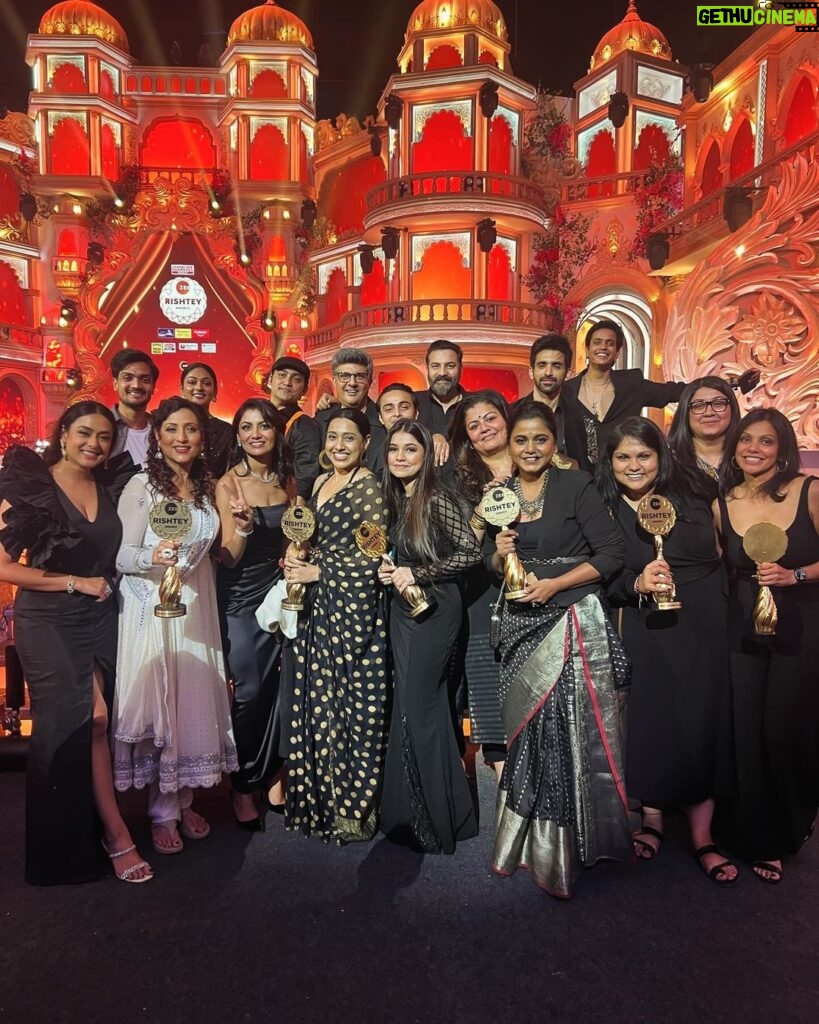 Sriti Jha Instagram - We are a family of 8 awards 🧿🧿🧿 Thank you @zeetv #zeerishteyawards ❤❤❤ A huge shoutout to the entire team... Happy to have found each other and yes we gladly say KAISE MUJHE TUM MIL GAYE ❤❤❤ #kmtmg #amvira ❤❤❤