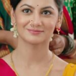 Sriti Jha Instagram - Comment kijiye ‘😍’, agar Amruta ko dekhkar aapka dil bhi keh raha hai “haye.” Dekhiye #KaiseMujheTumMilGaye, har roz, raat 10 baje, sirf #ZeeTV par aur kahin bhi, kabhi bhi @zee5shows par. #Amruta @itisriti