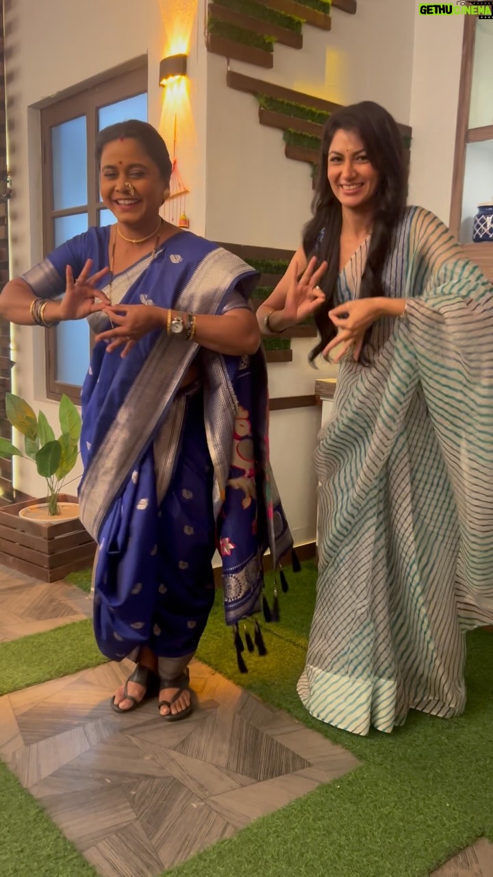 Sriti Jha Instagram - #nakhrewali of @zeetv ‘s #kmtmg #chitnisladies #AmrutaBhavaniChitnis #ABC #amu #bhavani #sritijha #hemangikavi #marathisong #trending #serial #dailysoap Superb Guys! ❤️ @ritesh_k_001 @nickshinde01 @rohitshyamraut @sonalisonawane29 @prashant_nakti_official Mumbai, Maharashtra