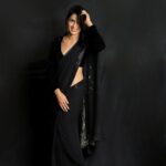 Sriti Jha Instagram - When you ask @stylebysaachivj for a black sari she gets you the best one ❤️ Outfit: @tarabhuyancouture Stylist: @stylebysaachivj Team: @sanzimehta777 @styledbynikinagda Make up @sunil_1_4_search Hair by @hairstyles._official Photographer: @the_pixeleyes