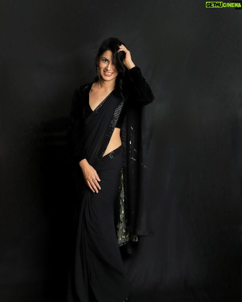 Sriti Jha Instagram - When you ask @stylebysaachivj for a black sari she gets you the best one ❤ Outfit: @tarabhuyancouture Stylist: @stylebysaachivj Team: @sanzimehta777 @styledbynikinagda Make up @sunil_1_4_search Hair by @hairstyles._official Photographer: @the_pixeleyes
