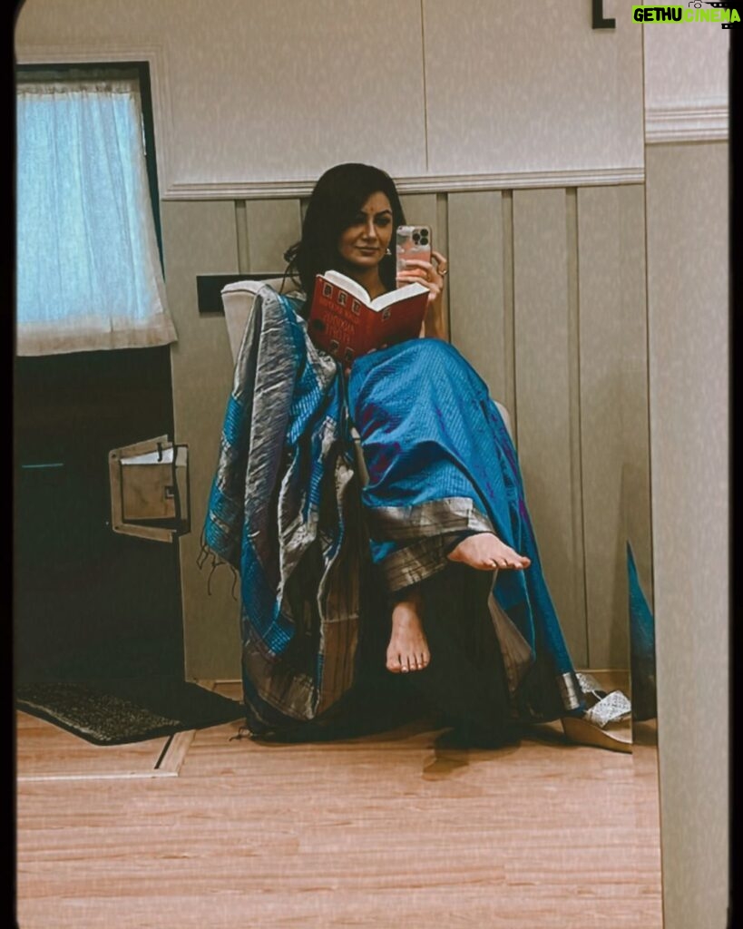 Sriti Jha Instagram - चिपक रहा है बदन पर लहू से पैराहन हमारे जैब को अब हाजत-ए-रफ़ू क्या है - Ghalib