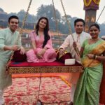 Sriti Jha Instagram - Miliye ‘Chitnis’ parivar se. #KaiseMujheTumMilGaye mein 27 November se, raat 10 baje, sirf @zeetv aur kabhi bhi kahin bhi @zee5 par. #zeetv @zee5shows #AmrutaBhavaniChitnis @muktadhond @jassi.k15 @itisriti @iqbal.azad @the_rohitchaudhary #hindiserial #newserial #कैसैमुझेतुममिलगए