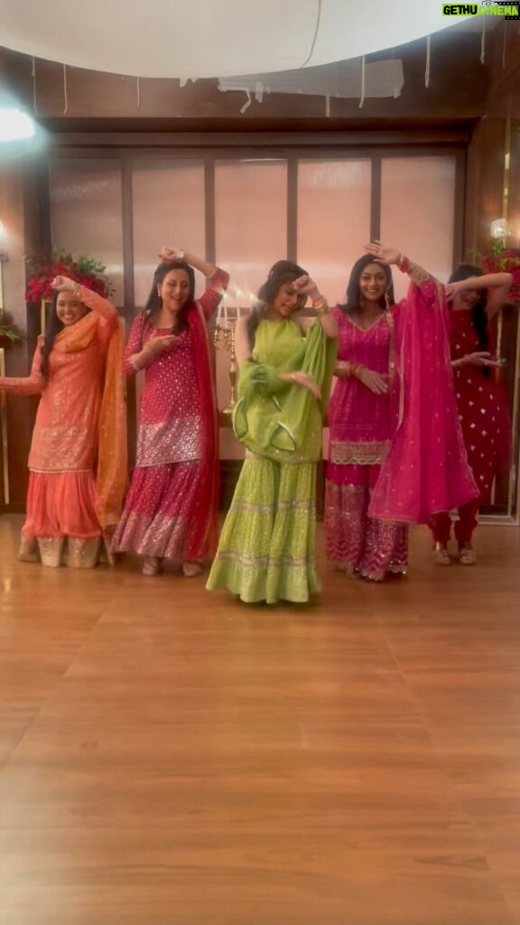 Sriti Jha Instagram - Zaalimas showing off their zaalim moves!🤩🫷🏻 KaiseMujheTumMilGaye on @zeetv Everyday at 10pm!✨ @jassi.k15 @muktadhond #zaalim #dance #reels #reelsinstagram #foryou #foryoupage #explorepage #explore #viral #kaisemujhetummilgaye #kmtmg #zeetv #sritijha #mohinisapnani #viral #reach #dancereels #kishorishahanevij #instagood #instareels #beautiful #holi2024 #trend #trending #dancetrends #amruta #babitaahuja #anjaliahuja #nimritahuja #deepikamami #mumbai Mumbai, Maharashtra