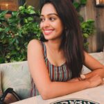 Sriti Jha Instagram - Here’s to always picking up where we left like we never left at all…❤️ Happy Birthday @mugdha.chaphekar Here’s wishing you a year full of the kind of calm crazy you prefer😘😘😘 Baaki baatein pyaar ki kishton me tum tak pohchaati rahungi saal bhar