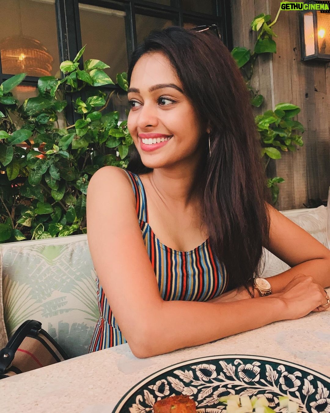 Sriti Jha Instagram - Here’s to always picking up where we left like we never left at all…❤️ Happy Birthday @mugdha.chaphekar Here’s wishing you a year full of the kind of calm crazy you prefer😘😘😘 Baaki baatein pyaar ki kishton me tum tak pohchaati rahungi saal bhar