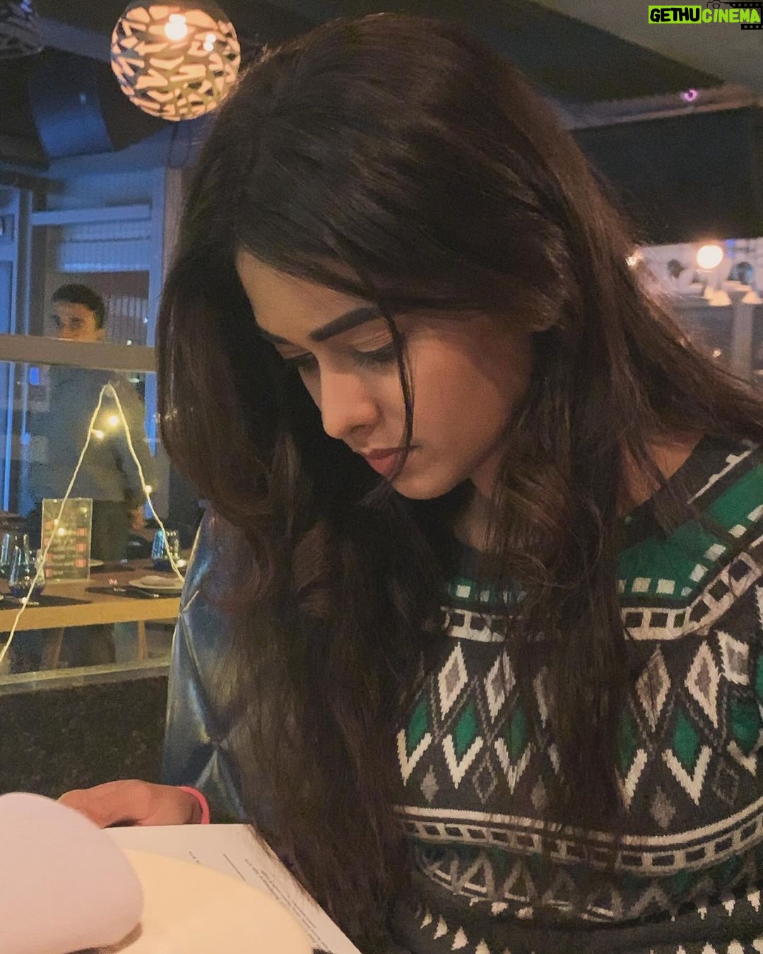 Sriti Jha Instagram - Here’s to always picking up where we left like we never left at all…❤️ Happy Birthday @mugdha.chaphekar Here’s wishing you a year full of the kind of calm crazy you prefer😘😘😘 Baaki baatein pyaar ki kishton me tum tak pohchaati rahungi saal bhar