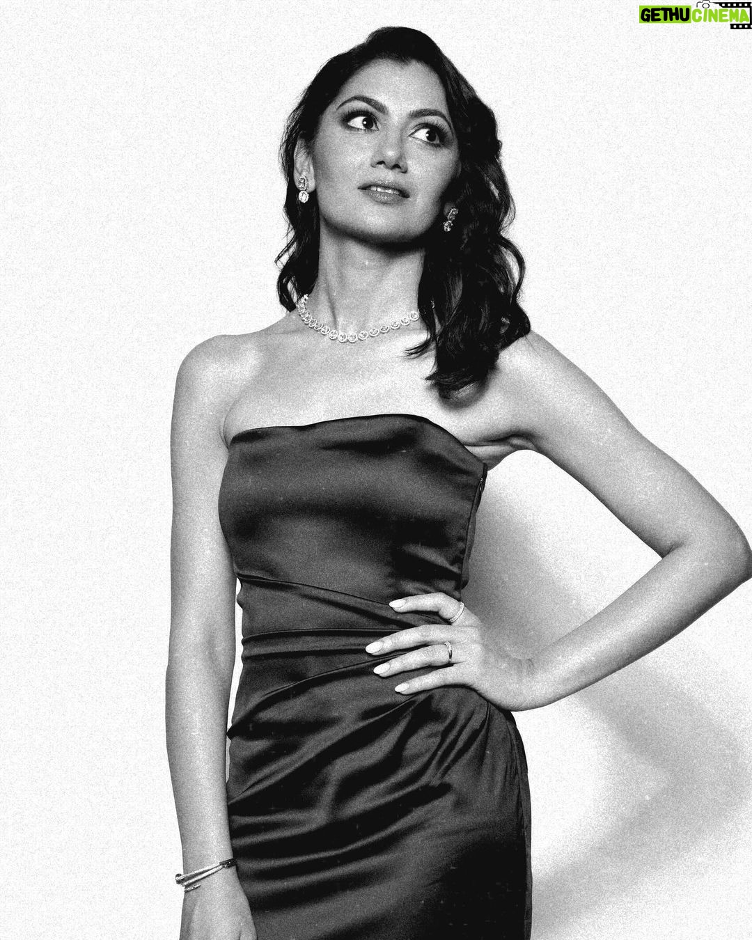 Sriti Jha Instagram - Oh! the pitiful predicament, that is, “perhaps” # 📷 @ashish_ojha_photography 👗 @surya___sarkar Jewells: @the_jewel_gallery Styled by @stylebysaachivj Team @sanzimehta777 Make up by @onherbrush Hair by @hairbykhushimehta