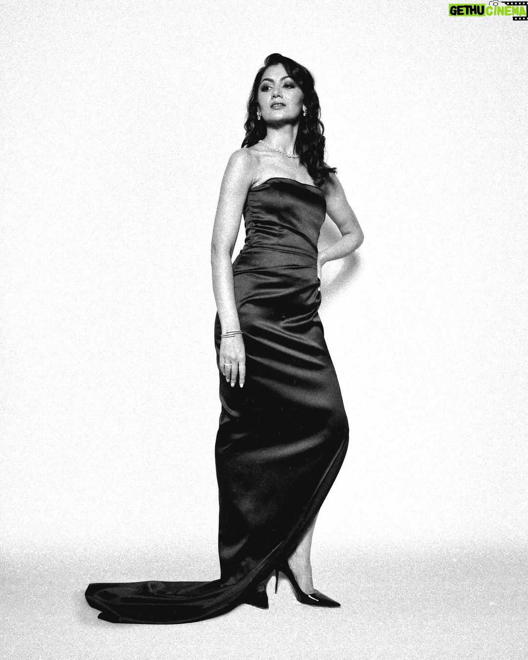 Sriti Jha Instagram - Oh! the pitiful predicament, that is, “perhaps” # 📷 @ashish_ojha_photography 👗 @surya___sarkar Jewells: @the_jewel_gallery Styled by @stylebysaachivj Team @sanzimehta777 Make up by @onherbrush Hair by @hairbykhushimehta
