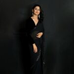 Sriti Jha Instagram - When you ask @stylebysaachivj for a black sari she gets you the best one ❤️ Outfit: @tarabhuyancouture Stylist: @stylebysaachivj Team: @sanzimehta777 @styledbynikinagda Make up @sunil_1_4_search Hair by @hairstyles._official Photographer: @the_pixeleyes