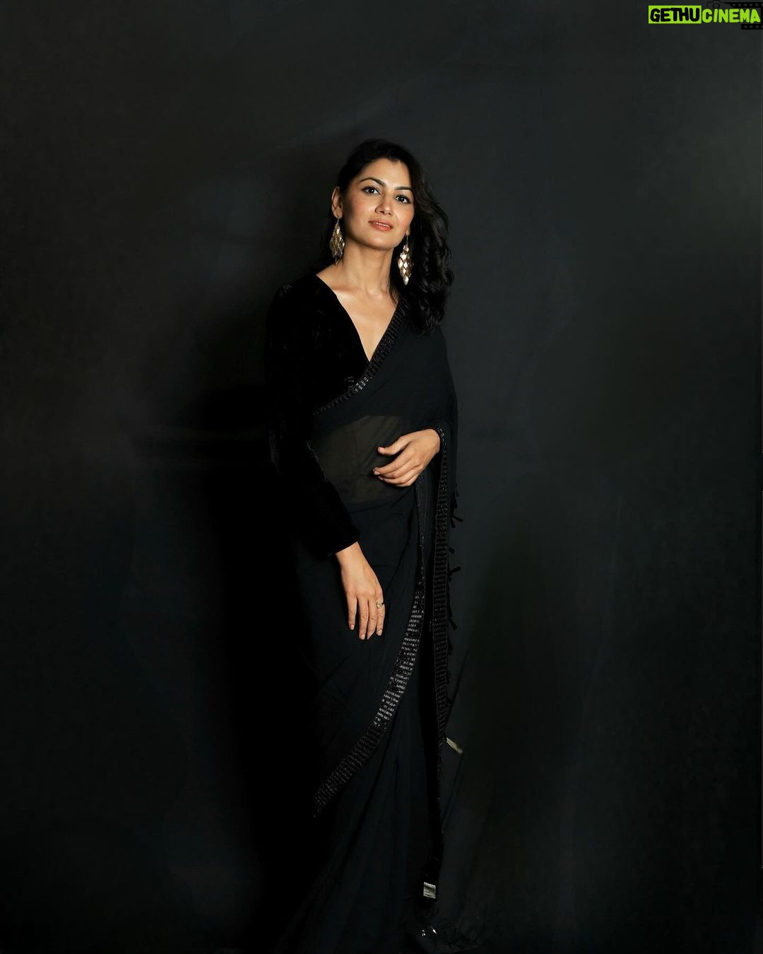 Sriti Jha Instagram - When you ask @stylebysaachivj for a black sari she gets you the best one ❤️ Outfit: @tarabhuyancouture Stylist: @stylebysaachivj Team: @sanzimehta777 @styledbynikinagda Make up @sunil_1_4_search Hair by @hairstyles._official Photographer: @the_pixeleyes