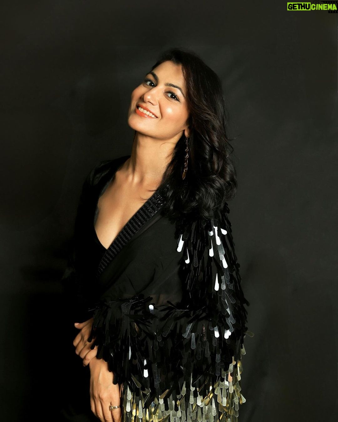 Sriti Jha Instagram - When you ask @stylebysaachivj for a black sari she gets you the best one ❤️ Outfit: @tarabhuyancouture Stylist: @stylebysaachivj Team: @sanzimehta777 @styledbynikinagda Make up @sunil_1_4_search Hair by @hairstyles._official Photographer: @the_pixeleyes