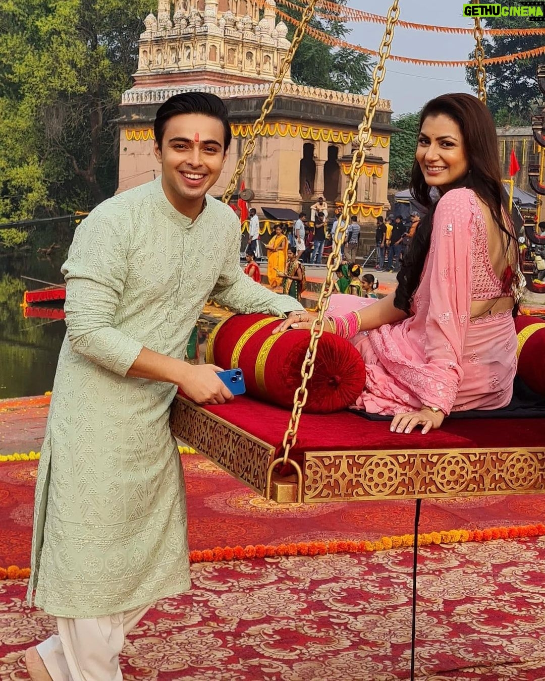 Sriti Jha Instagram - Miliye Amruta aur Harsh Se from 27th November Only on @zeetv 🧿 #kaisemujhetummilgaye #newshow #zeeshow #itisriti #rohitchaudhary #brotherandsister #story #actor #shooting Mumbai - मुंबई