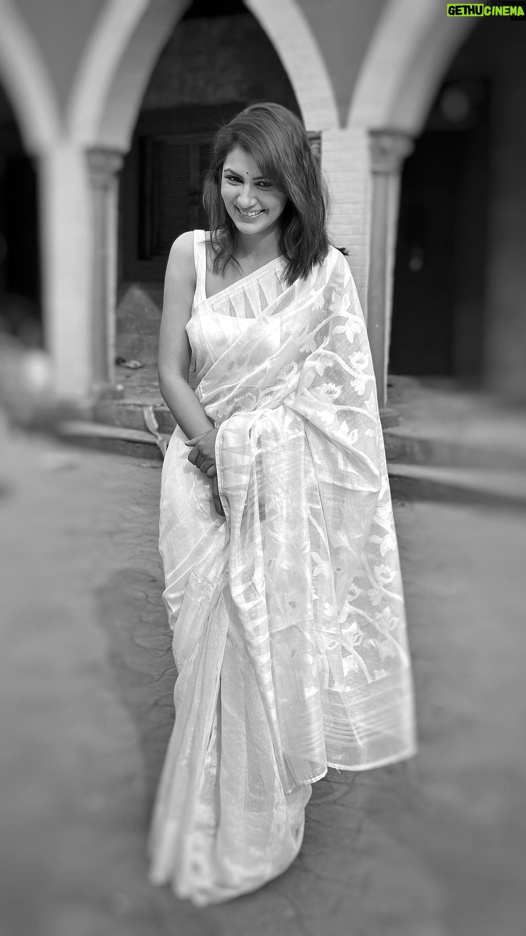 Sriti Jha Instagram - Satark rahein! Issued in public interest