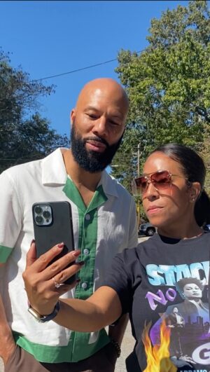 Stacey Abrams Instagram - Last week, @common canvassed with #TeamAbrams and met a voter who said she had lost hope in the system.
 
I was glad to get on the phone and tell her a little bit about myself, and remind her that hope is hard but it’s worth holding on to.

Hopelessness comes from questions gone unanswered, losses met with no compassion and the belief that we have no options. Help me bring back hope for Georgians. Commit to vote early starting next Monday, Oct. 17: staceyabrams.com/vote