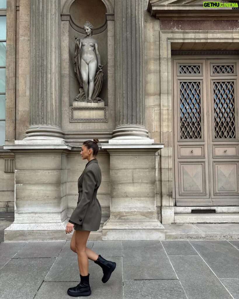 Stefanie Giesinger Instagram - anzeige 🍂Walking through Paris in #TodsWG by #Tods @tods Paris, France
