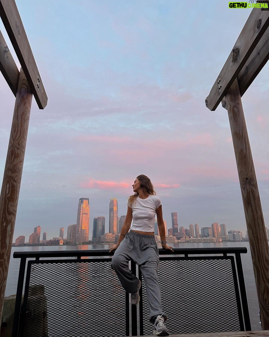 Stefanie Giesinger Instagram - cute times pass too 🫰🏻 thank you nyc 💗