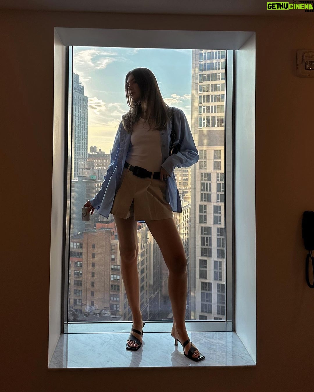 Stefanie Giesinger Instagram - cute times pass too 🫰🏻 thank you nyc 💗