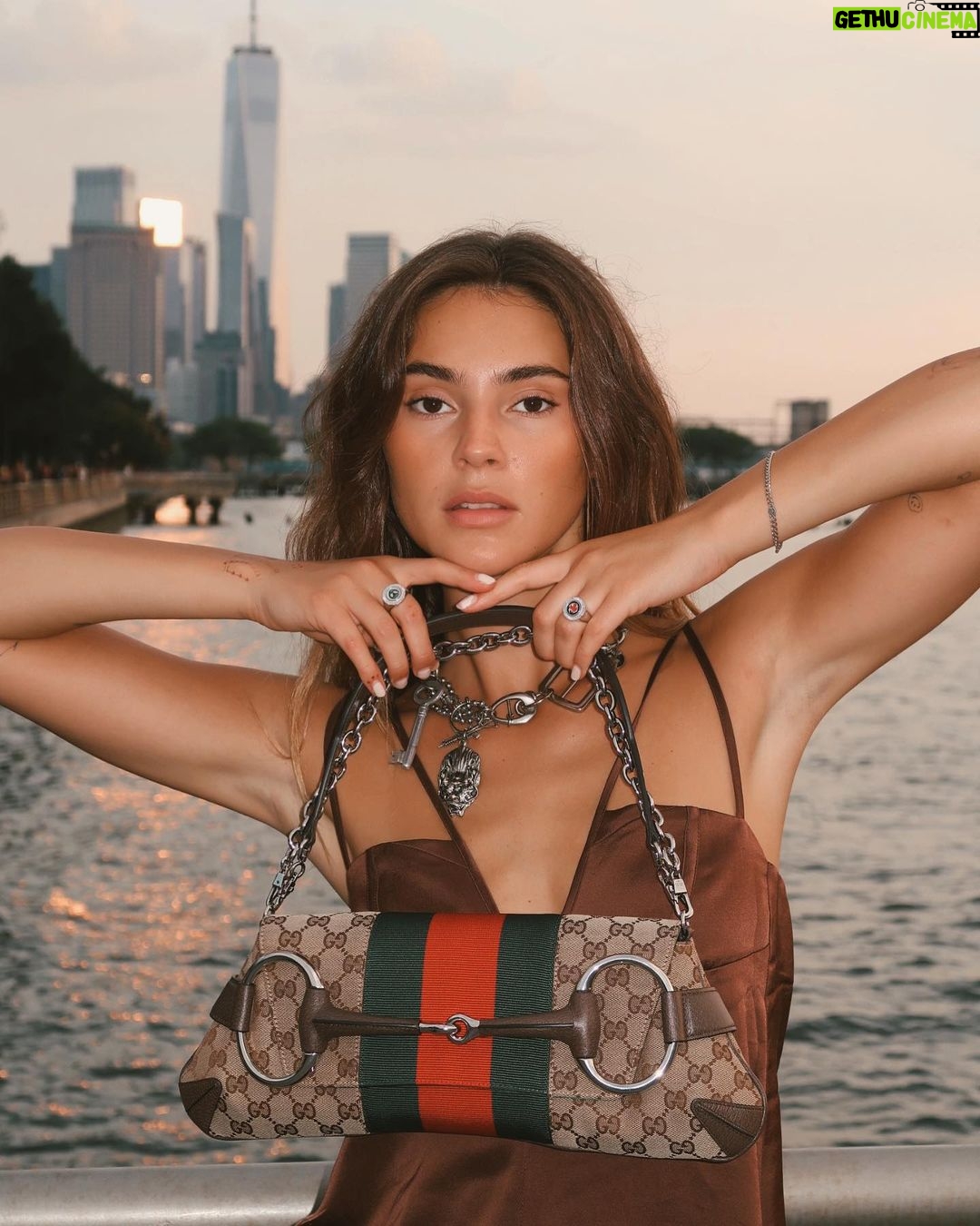 Stefanie Giesinger Instagram - anzeige | @gucci #GucciHorsebitChain 🪄 New York, New York