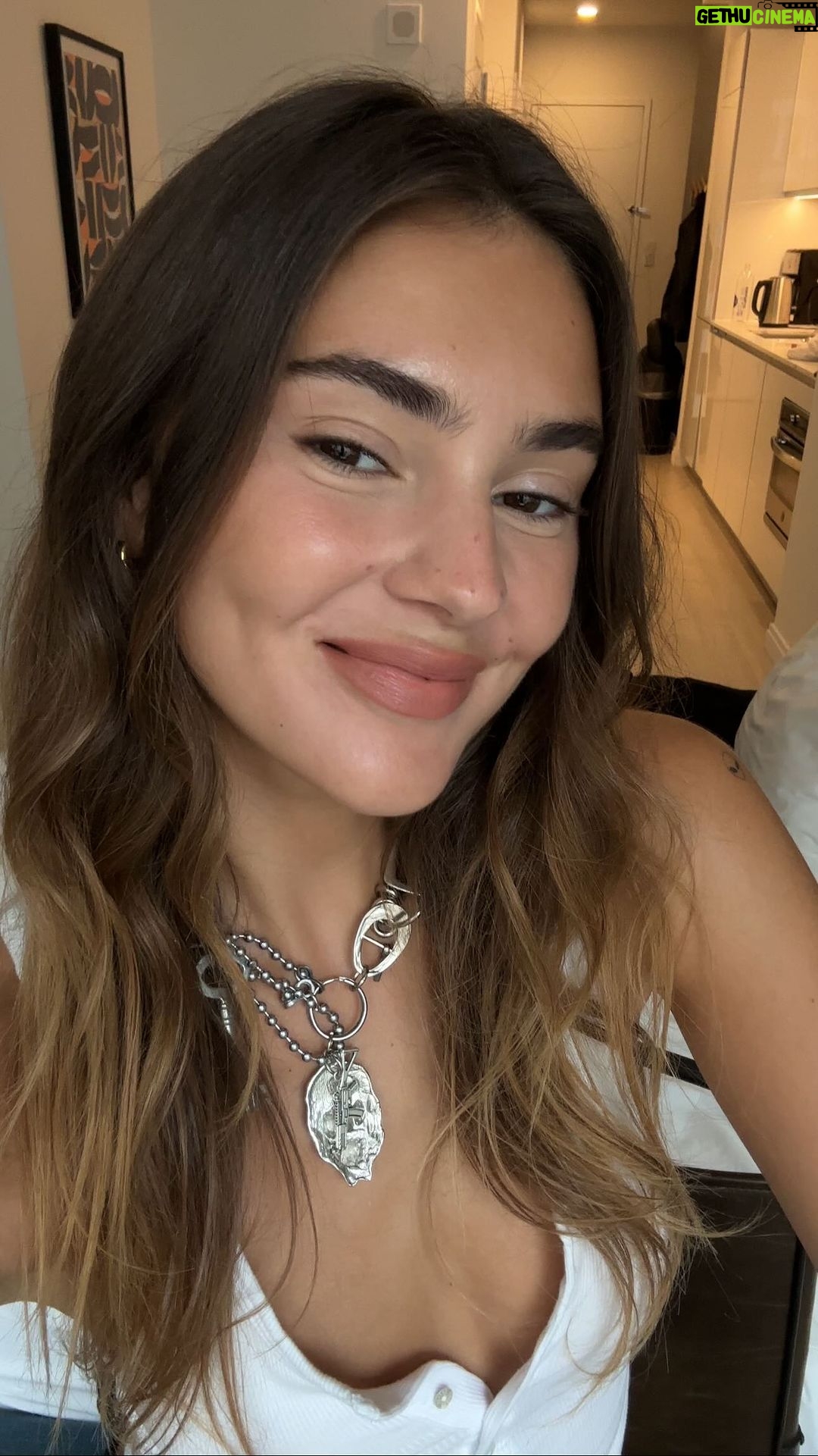 Stefanie Giesinger Instagram - in partnership with @caiacosmetics 🍒 my every day lip combo: Bianca lip liner, salty caramel lip stick and dewy stick Manhattan, New York