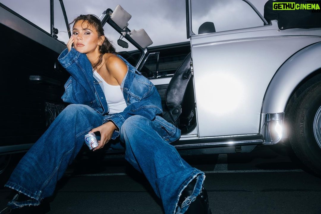 Stefanie Giesinger Instagram - anzeige - chewy trip with #Extrakaugummi shot by @stephie.braun 🪩
