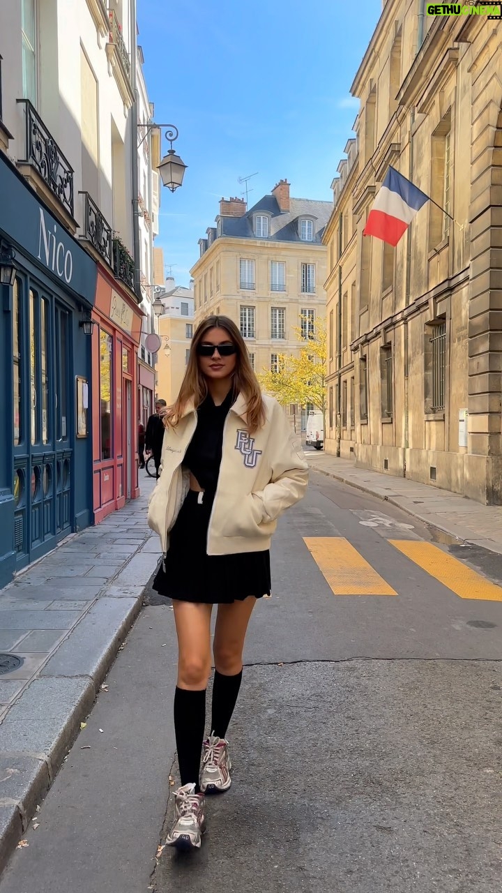 Stefanie Giesinger Instagram - anzeige | NEVER THE SAME, ALWAYS MYSELF. @pradabeauty #PradaBeauty #PradaParadoxe #NeverTheSameAlwaysMyself Wenn ich mir diese kurzen Sequenzen, von den videographisch festgehalten Momenten, meines Lebens anschaue, verspüre ich eine endlose Dankbarkeit. Dankbarkeit gegenüber jedem Menschen dem ich begegne, jedem Moment den ich wahrnehme und jedem Ort den ich besuchen darf. Sie prägen mein Inneres auf ewig, ich wachse durch sie täglich und verändere mich stetig. Trotzdem weiß ich wer ich bin und dass ich mir jederzeit vollkommen vertrauen darf.