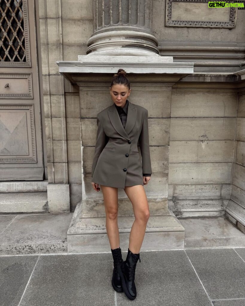 Stefanie Giesinger Instagram - anzeige 🍂Walking through Paris in #TodsWG by #Tods @tods Paris, France
