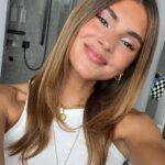 Stefanie Giesinger Instagram - Model Stefanie Giesinger zeigt VOGUE, wie sie einen natürlichen Post-Vacation-Look schminkt. Außerdem verrät sie, welche Tricks sie von ihrer Mutter gelernt hat und wie sie bei unreiner Haut vorgeht – das ganze Video können Sie sich via Link in der Bio anschauen! #voguegermany #voguebeauty #beautysecrets #stefaniegiesinger (Regie und Umsetzung: @stefaniegiesinger; Video: Nora Hiller, Claus Kuhlmann @boheifilm, Georgios Spathis, Casting: @dominikwho)