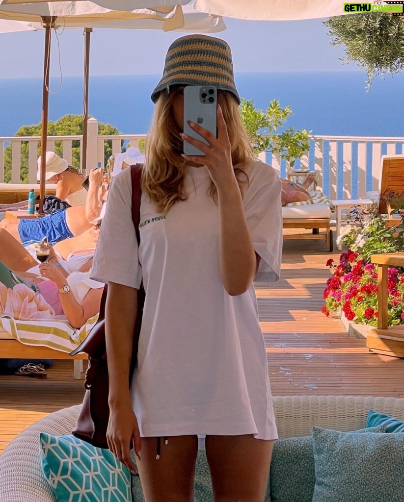 Stefanie Giesinger Instagram - Can‘t stop smiling Capri, Italy