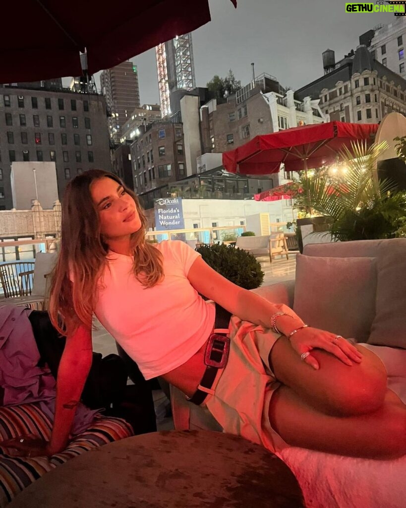 Stefanie Giesinger Instagram - cute times pass too 🫰🏻 thank you nyc 💗