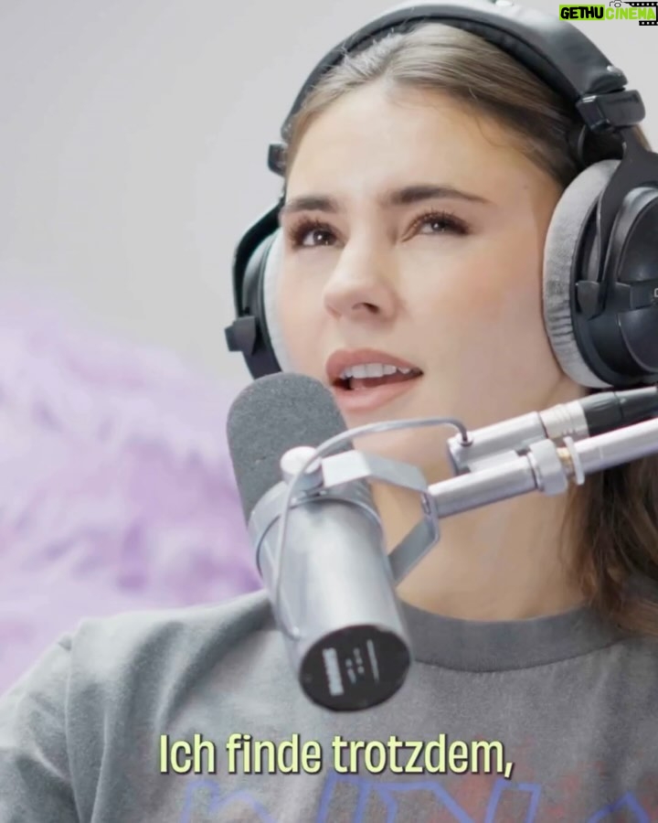 Stefanie Giesinger Instagram - Heute ist feministischer Kampftag und hierfür haben wir euch einen bunten Mix aus Infos, Buch-Tipps rund rums Thema Feminismus, Memes und wertvolle Stellen zum Thema, aus den letzten Podcasts, zusammen gestellt! Und an alle Berliner*innen: Habt einen schönen Feiertag! #feministischerkampftag #feminismus #weltfrauentag