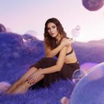 Stefanie Giesinger Instagram - Eine neue Folge @g.spot.podcast ist raus. Überall wo es Podcasts gibt 🫶🏻 meine Gedanken zum heutigen Thema: Das hört sich für viele vielleicht komisch an, aber der Name ,,Stefanie Giesinger‘‘ hat ein Eigenleben entwickelt. Irgendwie ist es mein Name, aber irgendwie auch nicht…. mehr…schwer zu erklären. Ich frage mich, ob das daran liegt, dass mein Name zu einer eigenständigen Marke wurde? Heute geht es um Selbstvermarktung - Sicherlich ein spannendes Thema für viele, vor Allem in einer Zeit in der jede fünfte Person aus der GenZ sagt: Traumberuf Content Creator. Alles berufliche mache ich intuitiv, mit meiner Freundin Leni und seit 3 Monaten wuchs die two-women show mit Julia. Ansonsten ist kein Management, keine PR oder andere Partei involviert. Eine Strategie verfolgen wir für meine Karriere nicht, wir handeln nach bestem Wissen und Gewissen. Ideen für neue Projekte kommen immer sehr organisch. Mich interessiert es jedoch sehr, wie es andere erfolgreiche Frauen machen,wie sie ihre Karriere aufbauen und welche Tipps sie für euch und mich haben. Deswegen habe ich uns eine Expertin in Sachen Selbstvermarktung und Brandbuilding eingeladen… @dagibee 💗 Ist es euer Traum Content creator zu werden?