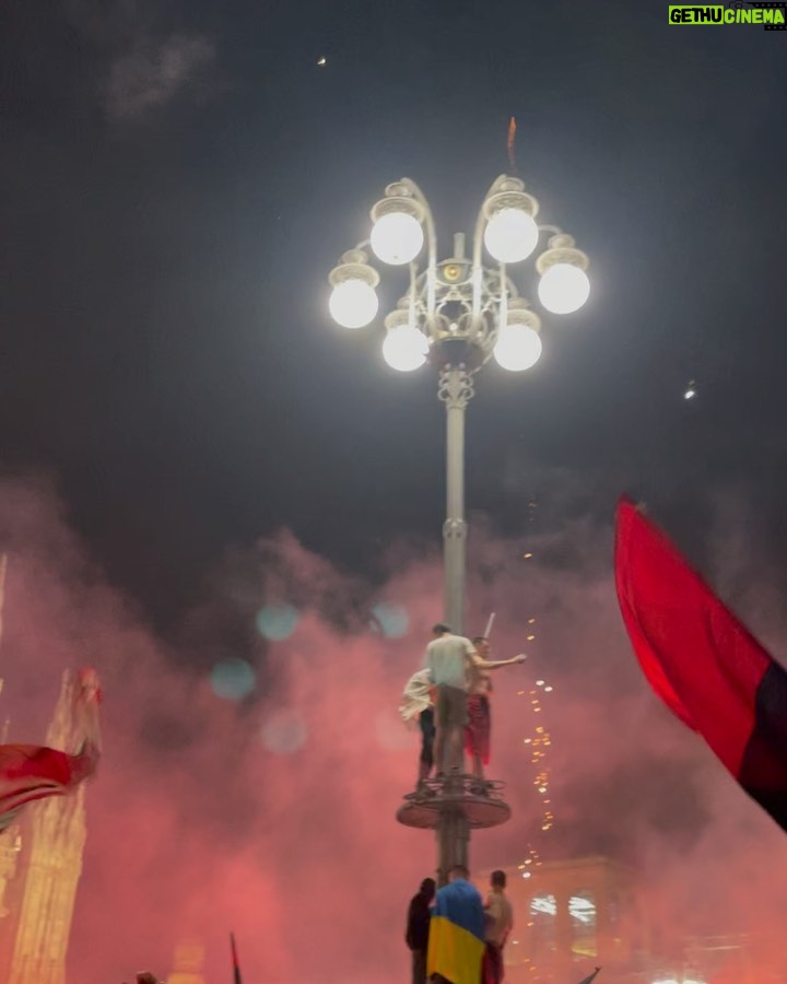 Stefano Lepri Instagram - Mi hai trasmesso l’amore per il Milan sin da bambino e abbiamo avuto la fortuna di festeggiare insieme alla grande 🥰🔴⚫️