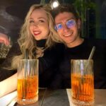 Stefano Lepri Instagram - Lo abbiamo iniziato insieme all’insaputa di tutti e lo finiamo insieme pronti per un anno ricco di viaggi, esperienze, amore, felicità, spritz e spensieratezza.. ciao ciao 2021 👋 noi siamo pronti e voi? Cosa vi aspettate dal 2022 ?? 🥰❤️