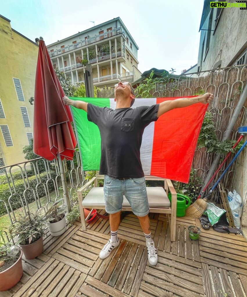 Stefano Lepri Instagram - ogni giorno che passa è sempre più bello essere italiani 🇮🇹 #EURO2020 #campioni