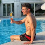 Stefano Lepri Instagram – Vorrei un’estate a base di… (completa nei commenti) … io opterei per piscina e spritz 😍🏝🍷