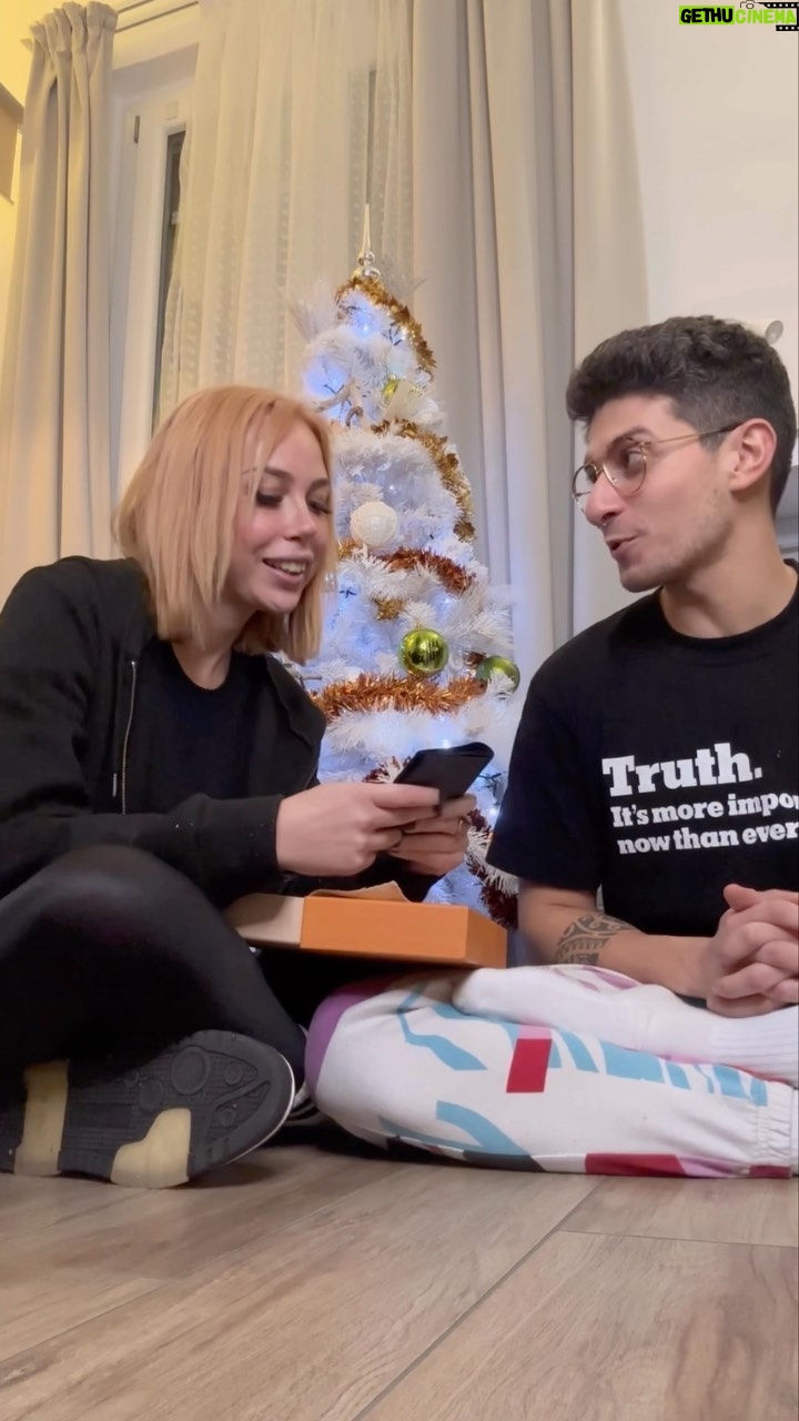 Stefano Lepri Instagram - Ci scambiamo i regali! Voi cosa avete ricevuto? 🎄🎁