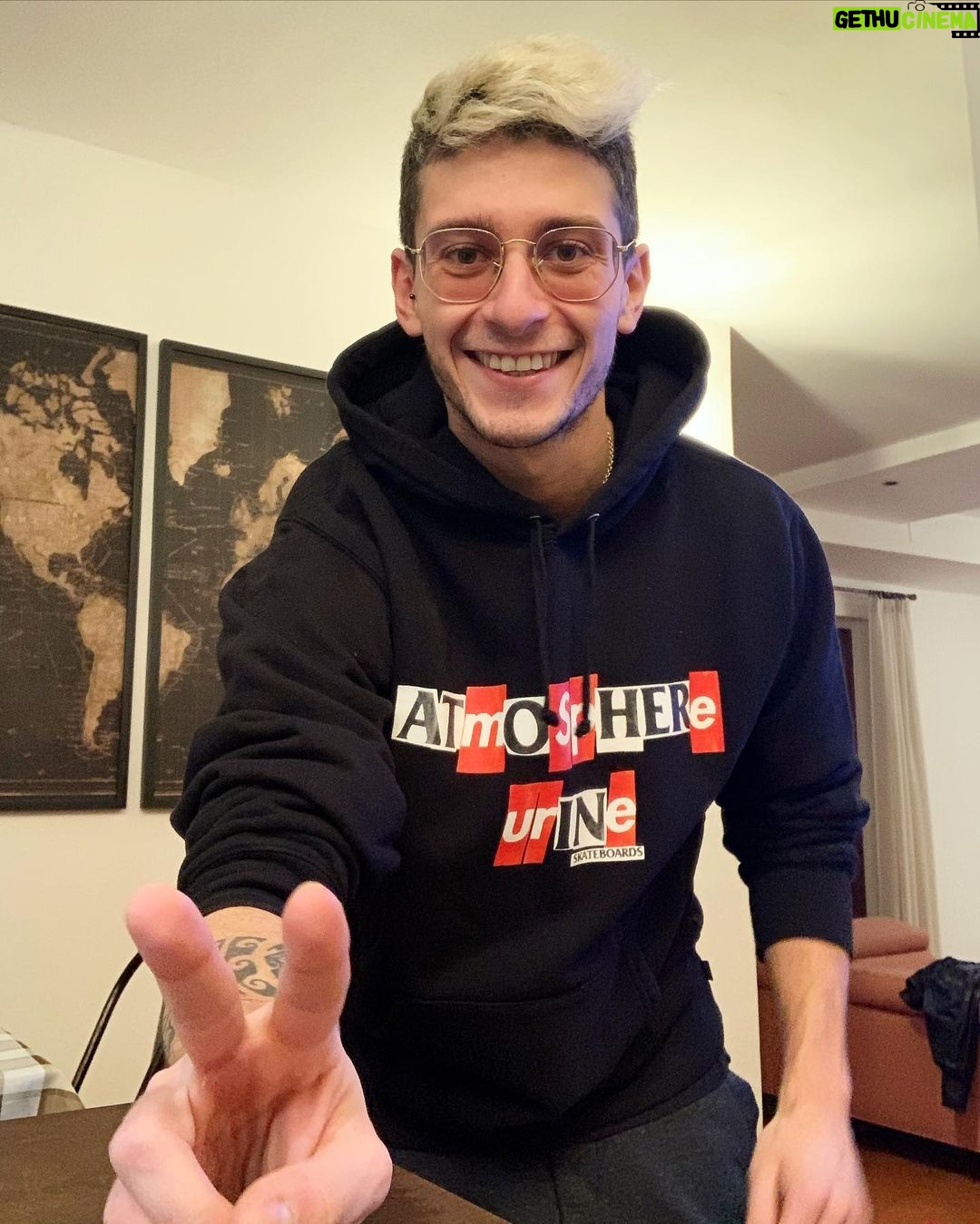 Stefano Lepri Instagram - Solitamente scelgo con cura i miei acquisti, in questo caso ho anche avuto bisogno di una mano per prendere questa felpa fighissima !! Grazie @matteobakalli @masaroneyt 😍🥰 360/366