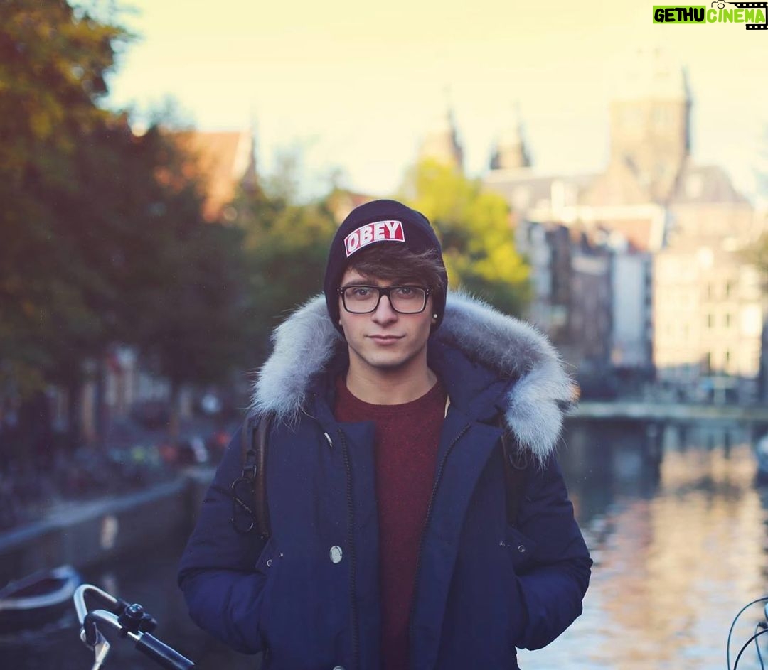 Stefano Lepri Instagram - Canali di Amsterdam 2017 olio su tela, dipinto conservato negli archivi di Facebook 😅 359/366