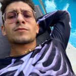 Stefano Lepri Instagram - Mancano 10 foto alla fine di questo folle percorso che lo Stefano del passato ha deciso di iniziare , per ora sono ancora spensierato qui in piscina 🏊‍♀️ 356/366